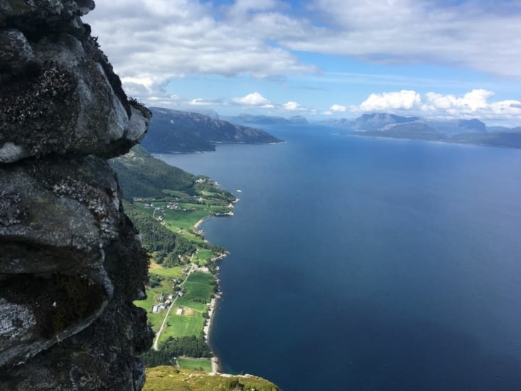 Vue vers le début du fjord qui est loin