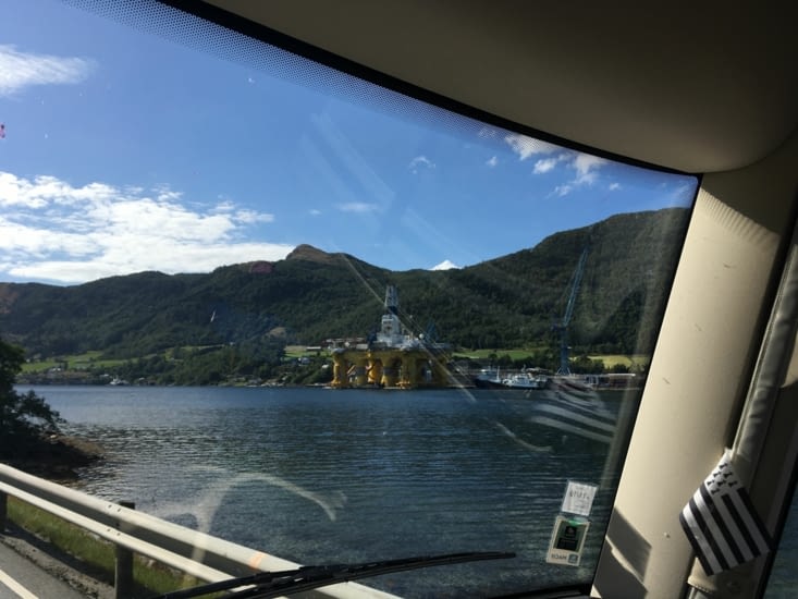 Une plateforme pétrolière dans l'un des fjord traversé