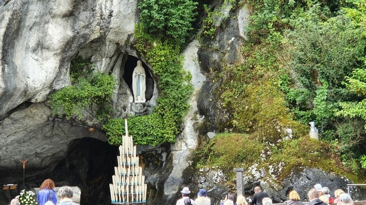 le rocher de Massabielle et la grotte miraculeuse