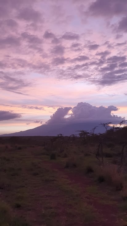 le coucher de soleil et le Mt Meru