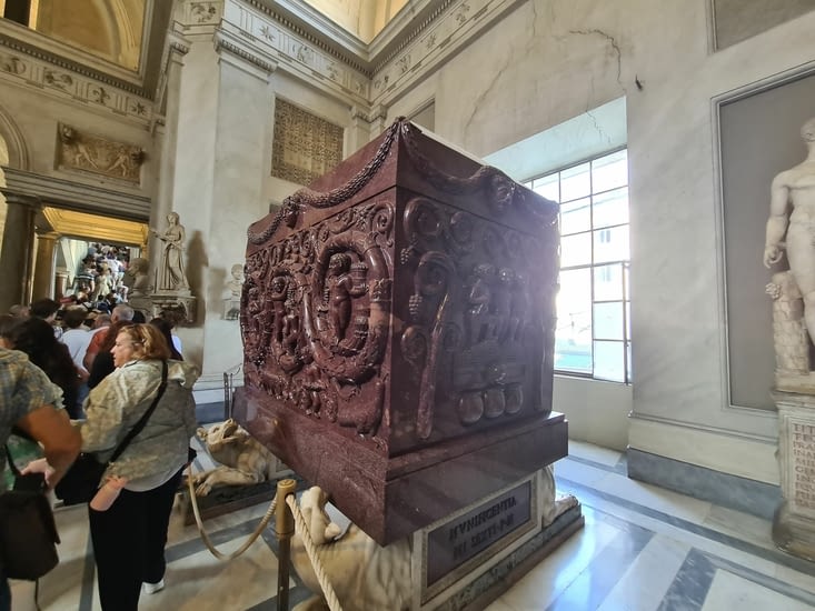 Sarcophage en marbre de la femme de Constantin