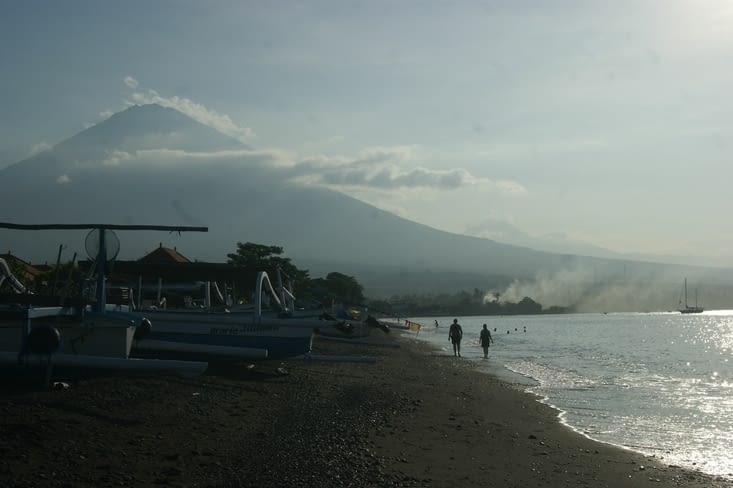 la plage sous le volcan