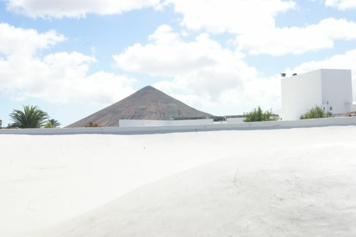 Maison blanche sur fond de pyramide