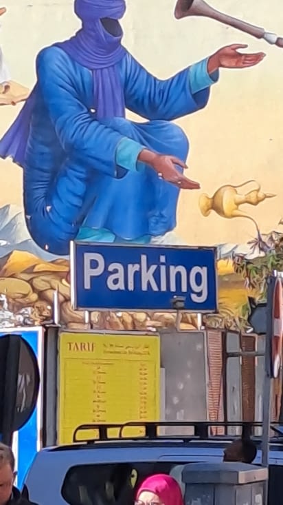 Une fresque donnant sur le parking
