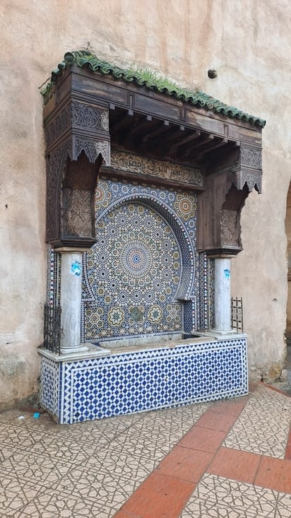 Fontaine près de la porte Bab Mansour