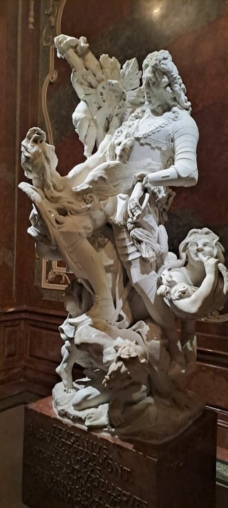 Sculpture a l'intérieur du Palais