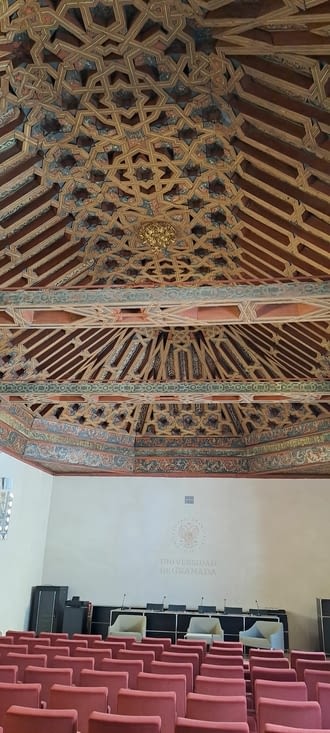 Intérieur de la Madraza utilisée comme salle de cours de l’Université