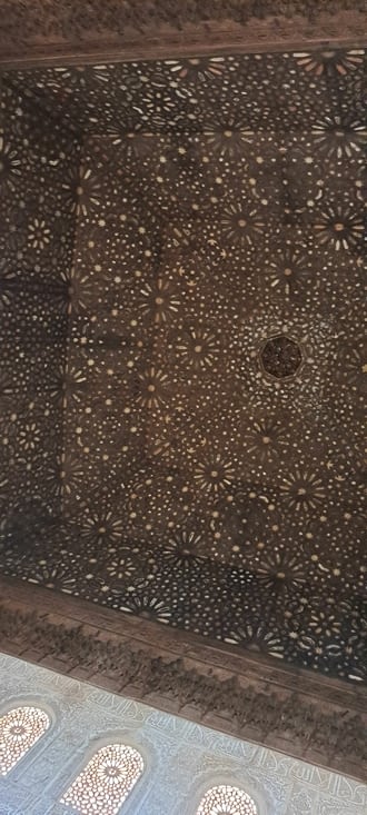 Le plafond de la salle