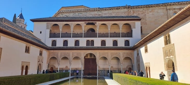 Partie privé du Sultan au fond. Le plan d’eau lui servait de miroir