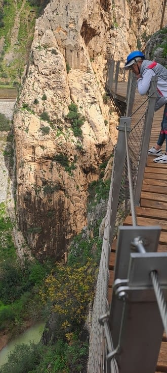 Monique est impressionnée par la profondeur du canyon