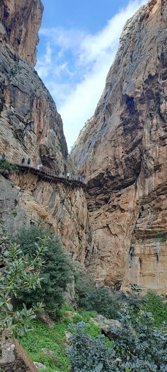On vient de passer par cette passerelle suspendue!