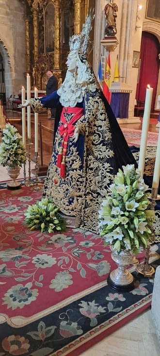 Madone de l’Ascension ou les fidèles lui font un baiser dans,sa main