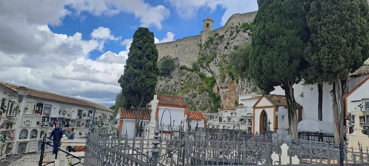 Cimetière au pied du château
