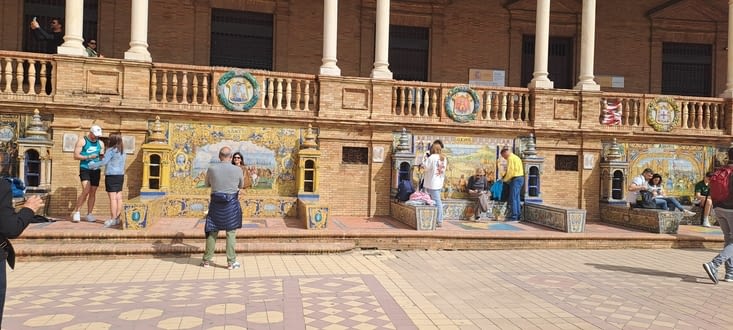Les bancs autour de la place