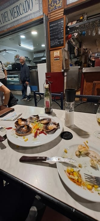 Arrêt repas dans le marché Triana