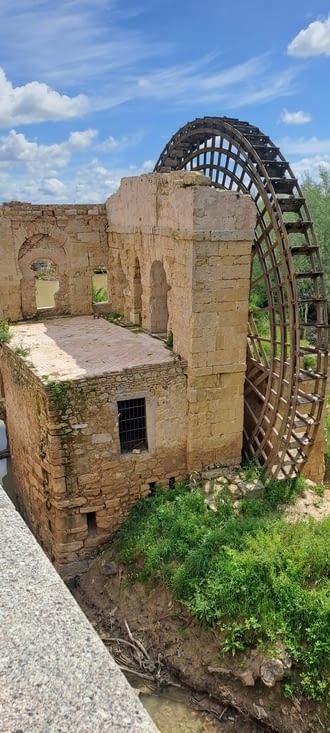 Une ancienne roue à eau