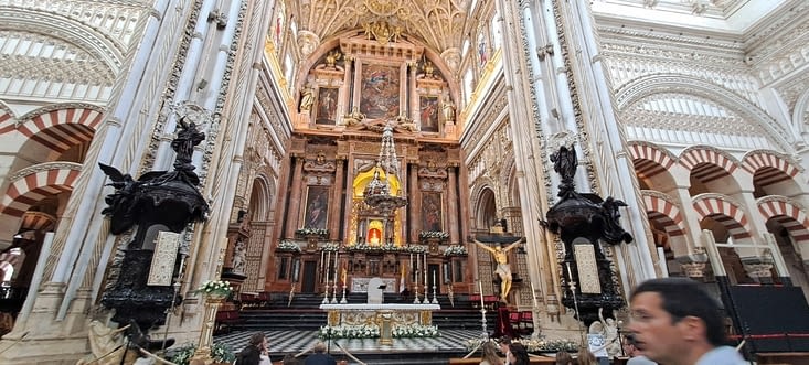 Vue large de l’hotel de la chapelle principale