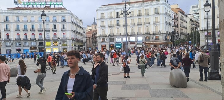 Retour à la place du soleil pour prendre le métro
