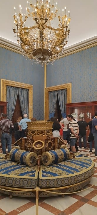 Salle exposition de l’argenterie et des porcelaines du Palais