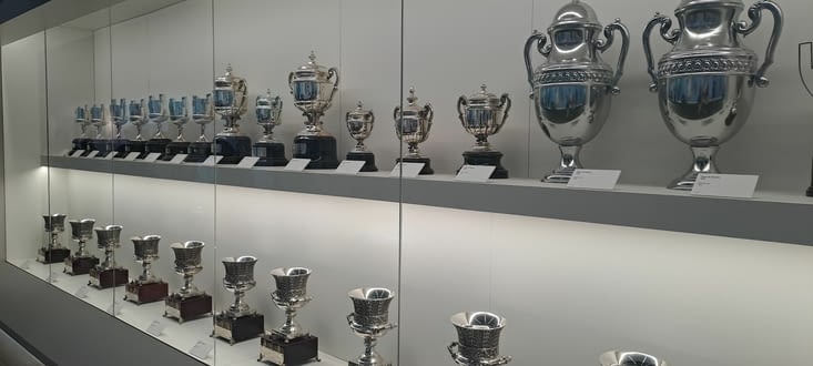 Une des nombreuses vitrines des différentes coupes du Club