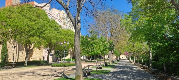 Place à l’extérieur des remparts