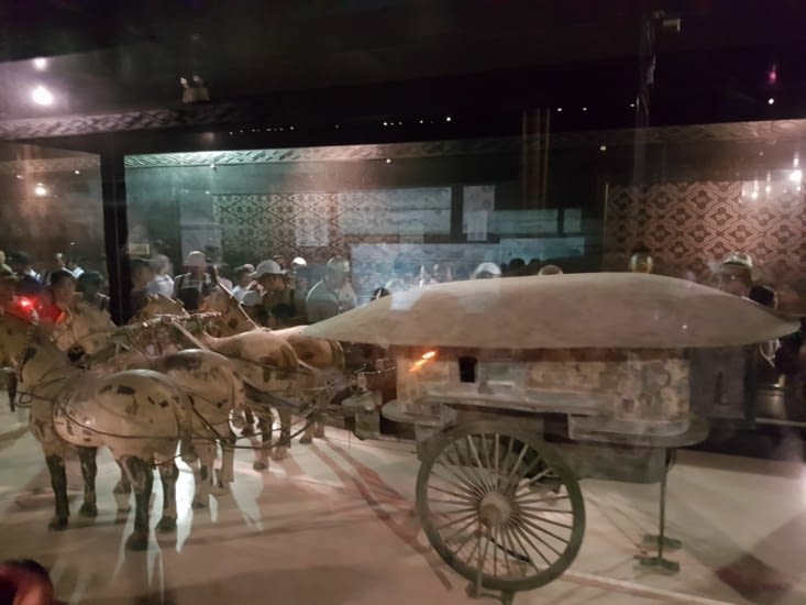 Deux chars en bronze trouvés sur le site