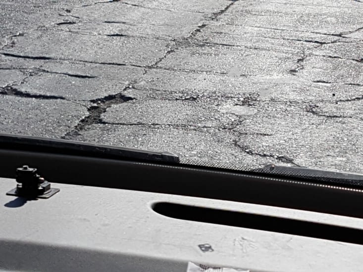 La route est toujours aussi defoncee