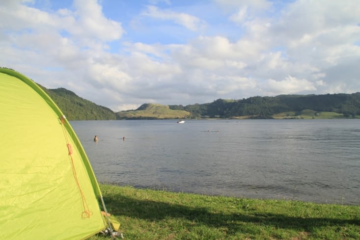 Setting my campsite for the night, my feet in the water, my head in the sky
