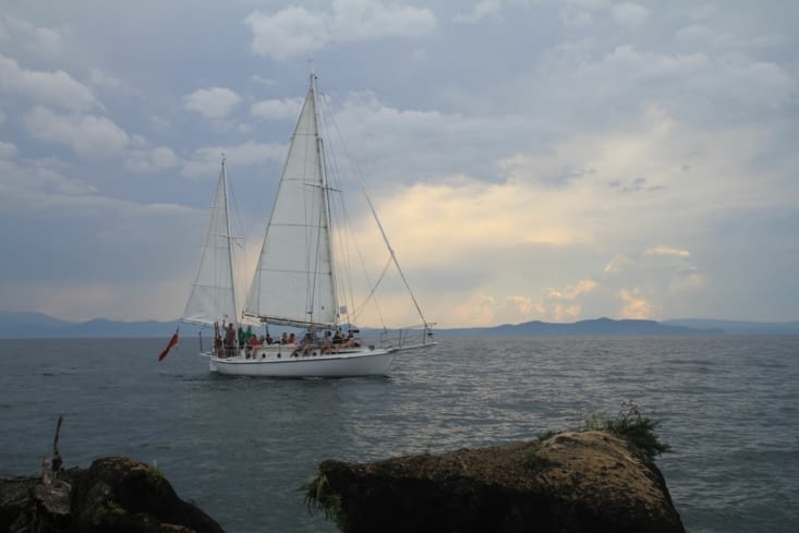 along the Taupo lake to Accacia Bay