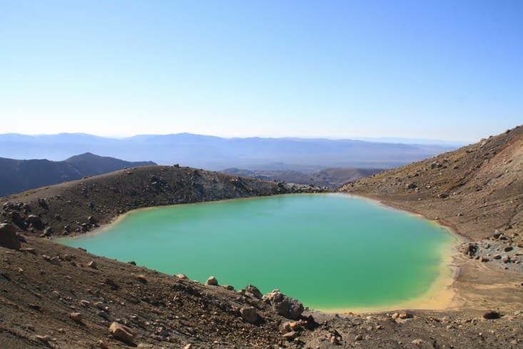 Contouring the acidic volcanic emerald lake