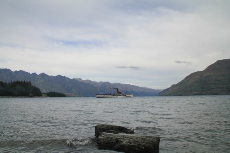 Wakatipu lake (and a tiny steam boat)