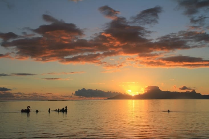Sun goes down on Tahiti beach Pk18