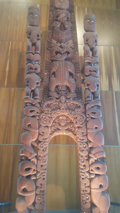 Sculpture Maori. Ils font tous la gueule non ?!?