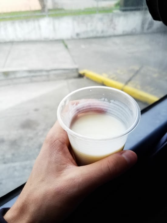 Dans le bus pour Zumbahua, petit Morocho: boisson chaude, épaisse et sucrée à base de mais
