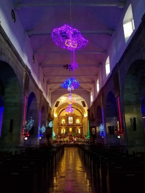 L'église aux lumières qui clignotent sur fond de musique électronique. Original...