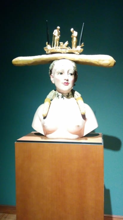 Femme seins nus avec baguette et box Internet