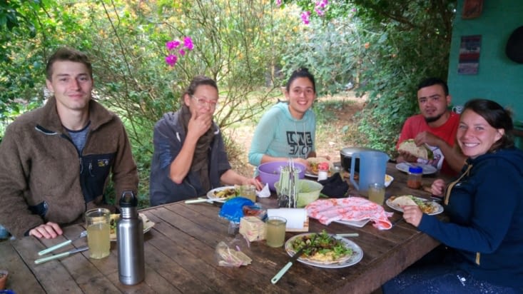 Repas avec Laetitia (volontaire), Alejandra et Cristián nos hôtes, Marion (volontaire)