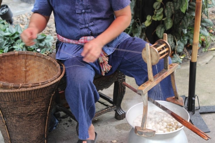 Extraction des fils de soie