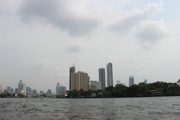 Les gratte ciels depuis le fleuve Chao Phraya