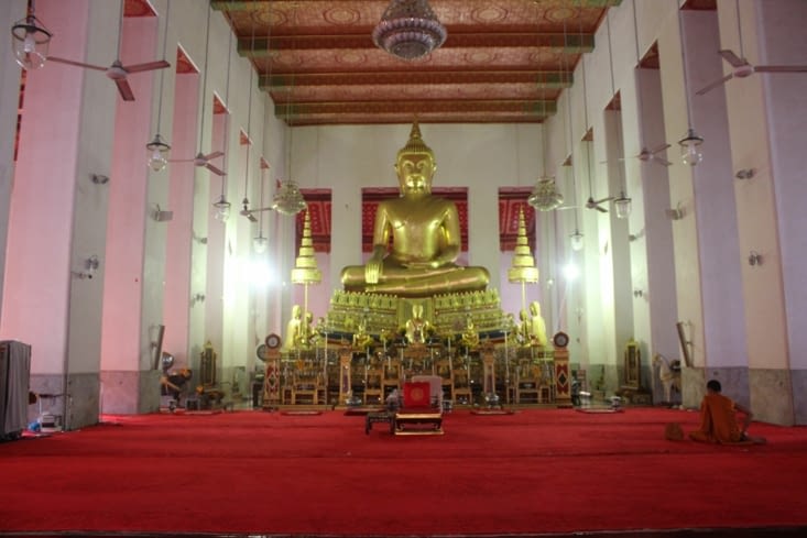 Tous seul avec un moine dans le Wat Mahathat