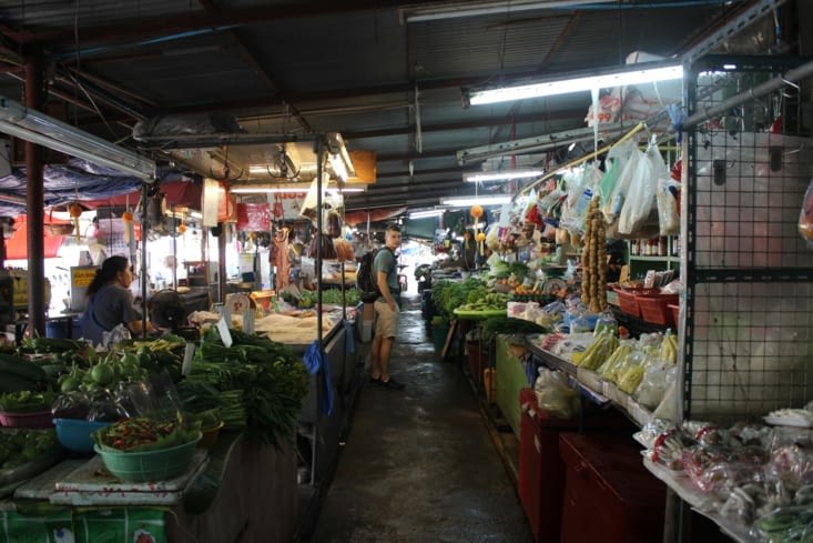 Minuscules marchés loin des touristes.