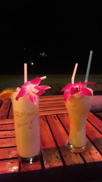 Cocktails et fire show sur la plage