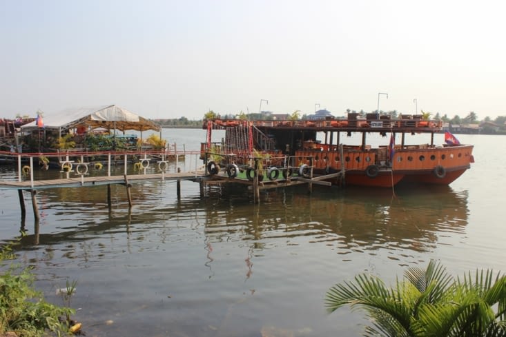Bords de fleuve à Kampot : bars-péniches