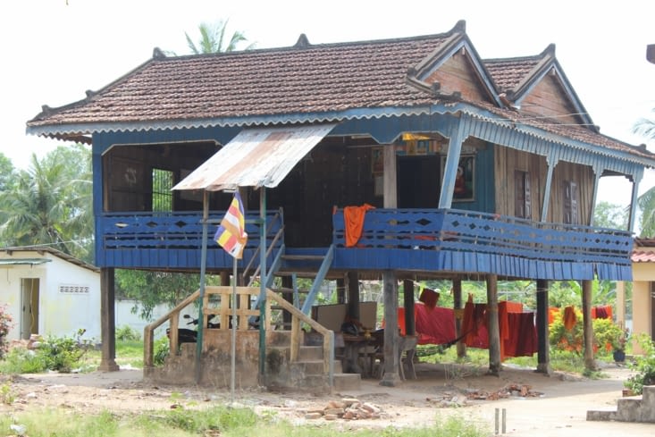En campagne - maison traditionnelle khmer, habitée par des moines