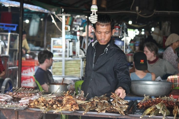 marché aux crabes de Kep - étales de poissons grillés