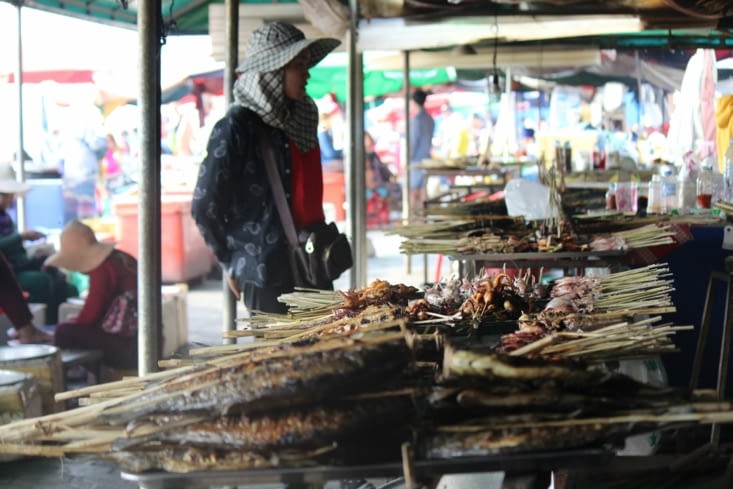 marché aux crabes de Kep - étales de poissons grillés