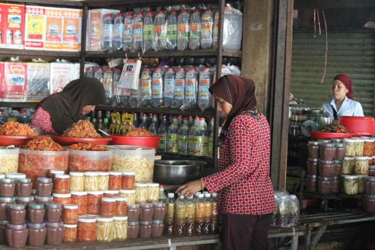 marché aux crabes de Kep - crevettes séchées et conserves