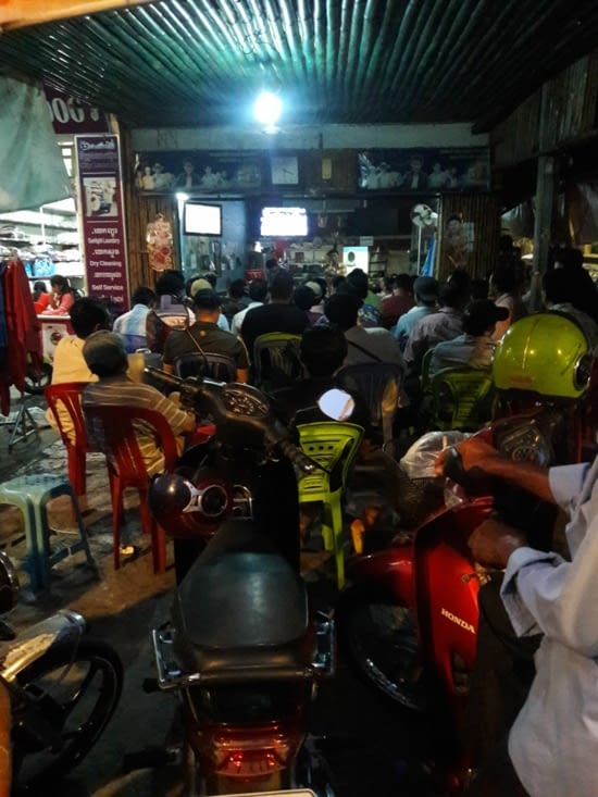 Match de boxe a la télé et les cambodgiens parient