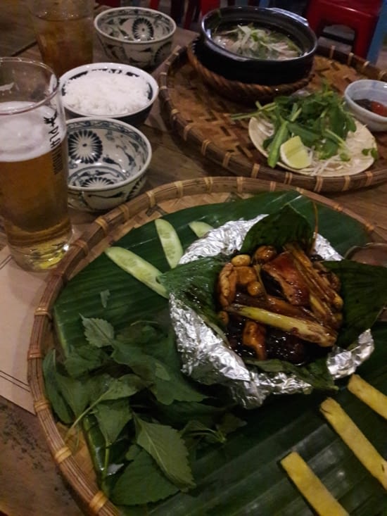 Poulet aux graines de lotus, citronnelle et galanga dans une feuille de lotus