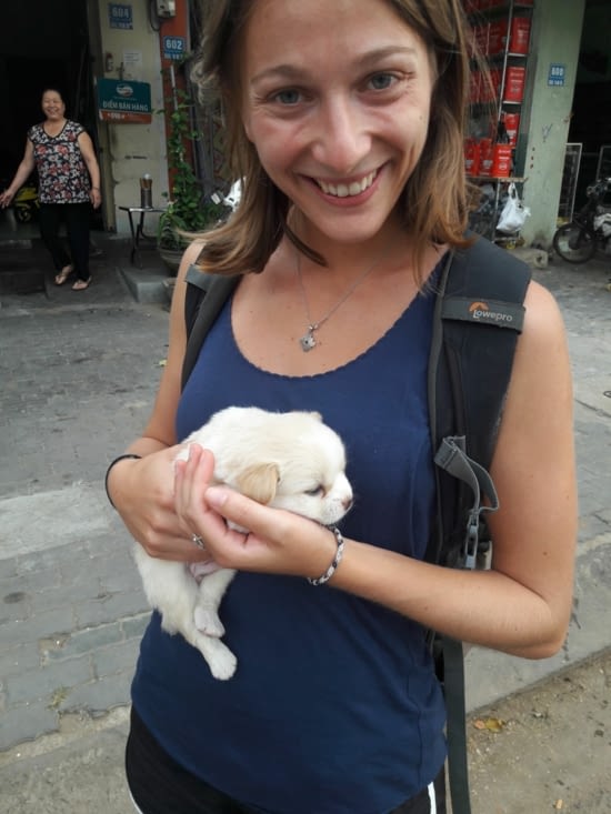 Rare photo de Margot touchant un animal